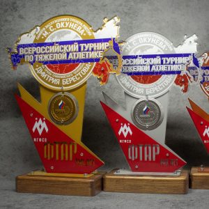 Большие кубки на деревянном основании с литыми элементами