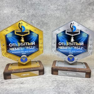 Кубки на деревянном основании с литыми висящими элементами