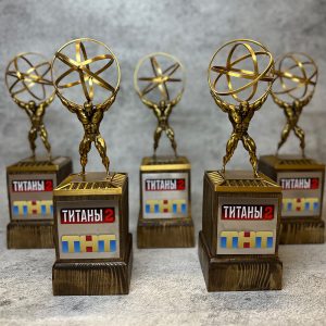 Литые Титаны с шаром в руках на деревянном основании