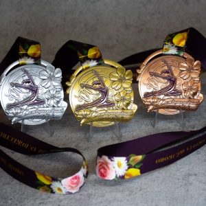 Литая медаль для художественной гимнастики с эмалями и барельефом