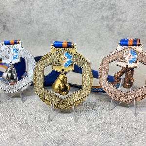 Литая медаль с висячими литыми элементами